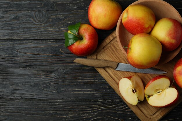 Junta con sabrosas manzanas rojas en mesa de madera