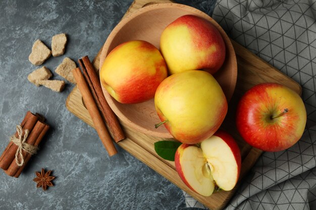 Junta con sabrosas manzanas rojas sobre mesa ahumada negra