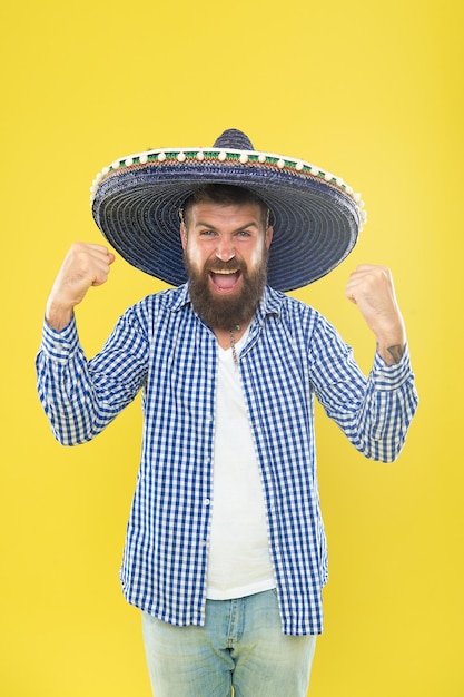 Junte-se ao fest. Conceito de cultura mexicana. Comemore o feriado mexicano. Barbudo mexicano pronto para comemorar. Costumes e tradições. Homem usa chapéu mexicano sombrero. Festival de viagens de férias e feriados.