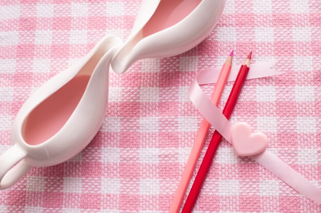 Junte la taza de concepto del amor, fondo de la celebración del día de fiesta del día de tarjeta del día de San Valentín.