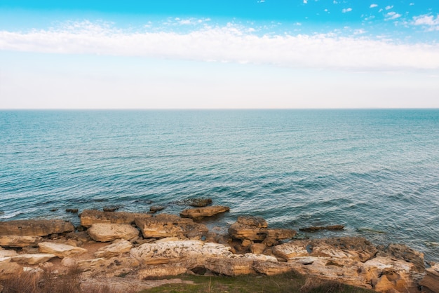 Junto al mar, rocas en la orilla