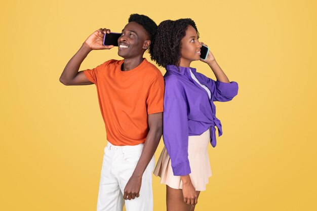 Foto junto a un joven con una camisa naranja y una mujer joven con una blusa púrpura