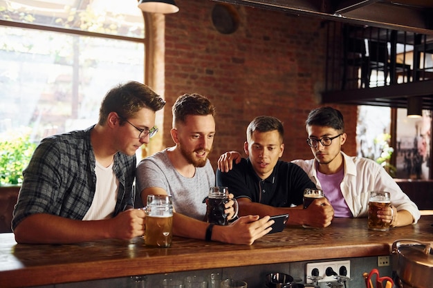 Junto a la mesa Gente con ropa informal sentada en el pub