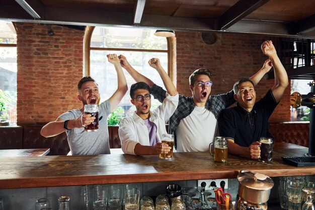 Junto a la mesa Gente con ropa informal sentada en el pub