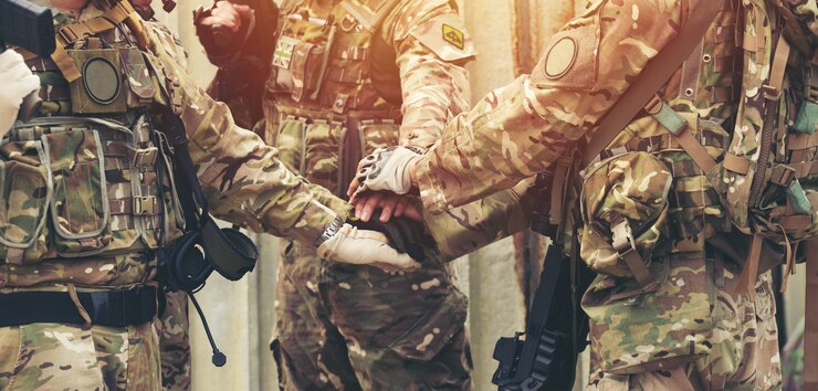 Juntos colaboram no trabalho em equipe de mãos no parque ao ar livre. Conceito de caridade de trabalho em equipe, grupo de diversas mãos cruzadas processamento de pessoas soldado militar em uniforme.