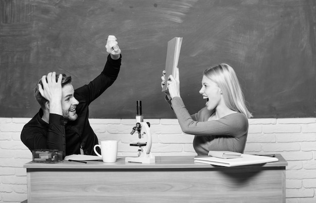 Juntos desde la escuela Educación en el hogar Escuela moderna Día del conocimiento Regreso a la escuela Vida estudiantil Lección y pizarra Día del maestro Pareja de hombre y mujer en el aula Pareja feliz