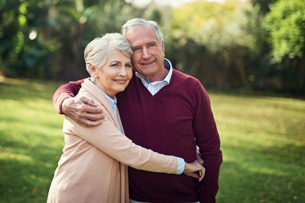 Juntos para sempre Retrato de um casal sênior afetuoso desfrutando de algum tempo fora