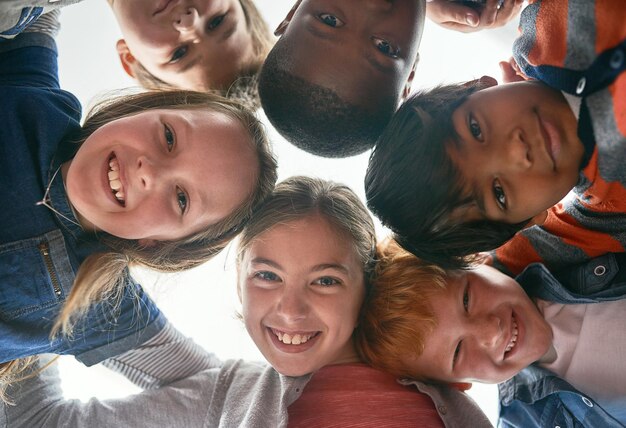 Juntos podemos hacer mucho más Captura recortada de niños de primaria en clase