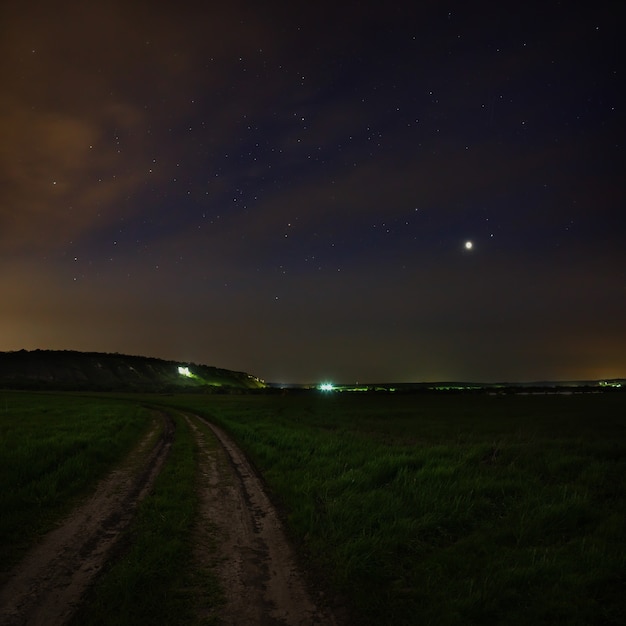 Jupiter am Nachthimmel mit den Sternen