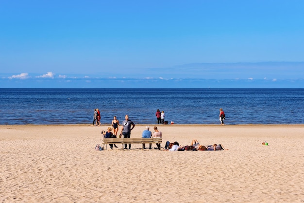 Jurmala, Letônia - 2 de setembro de 2018: Pessoas relaxando na praia de areia no mar Báltico em Jurmala na Letônia.