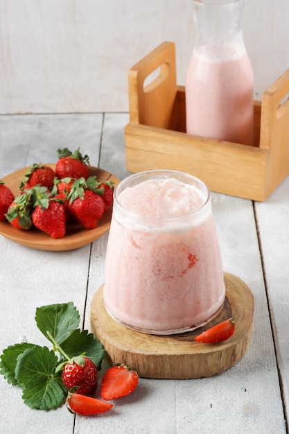 Jus-Erdbeer-Joghurt oder Joghurt-Erdbeer-Eissaft in einem Glas auf weißem Hintergrund