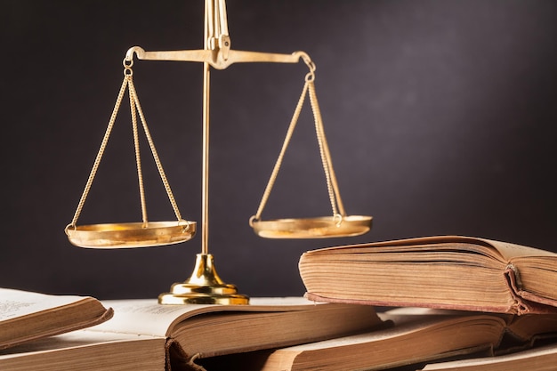 Justicia Balanzas y libros y mazo o mesa de madera