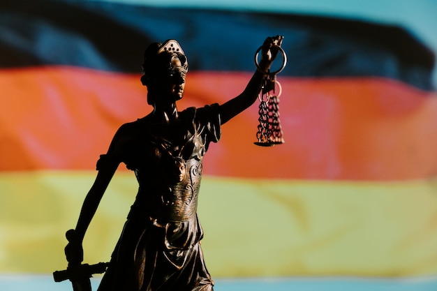 Justitia-Nahaufnahme gegen Deutschland-Flagge