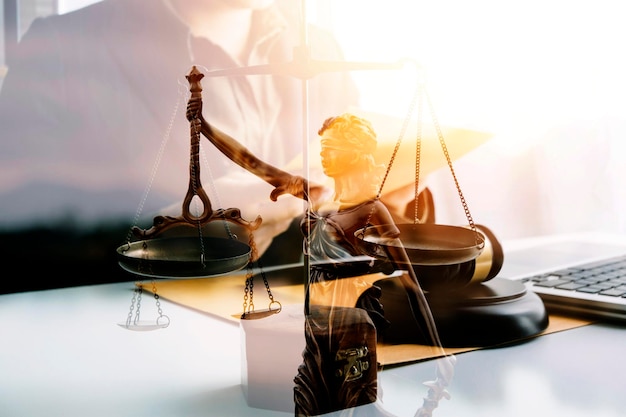 Justiz- und RechtskonzeptMännlicher Richter in einem Gerichtssaal auf Holztisch und Berater oder männlicher Anwalt, der im Büro arbeitet Rechtsberatung und Justizkonzept