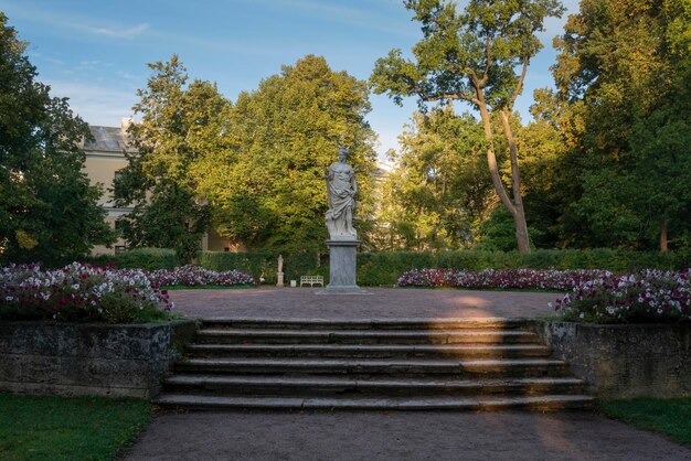 Foto justizstatue im pavlovsky park an einem sonnigen sommertag pavlovsk sankt petersburg russland