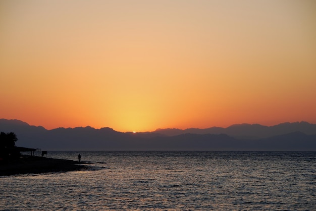 Justo antes del amanecer en Egipto en verano y vacaciones.