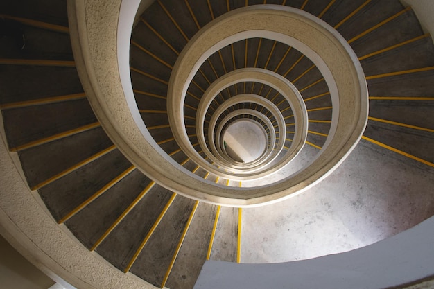 Justo debajo de la escalera de caracol