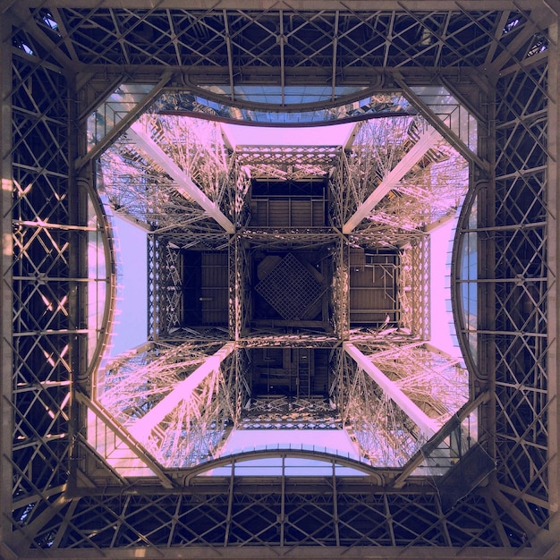 Foto justo debajo de la torre eiffel