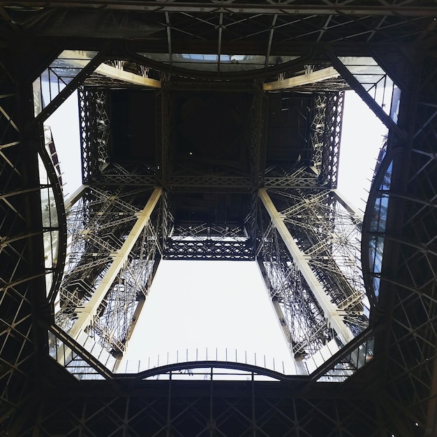 Foto justo debajo de la torre eiffel