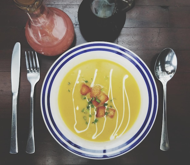 Justo por encima de la comida servida en la mesa