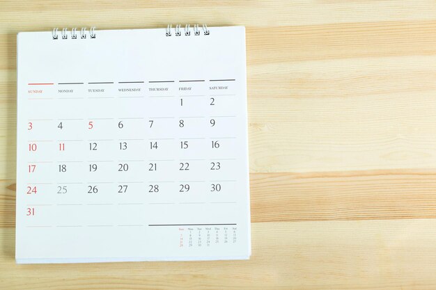 Justo por encima de la foto del calendario en la mesa