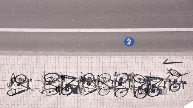Foto justo por encima de la foto de un letrero de bicicleta en la carretera contra la pared