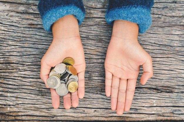 Justo por encima de la foto de la mujer sosteniendo monedas en la mesa