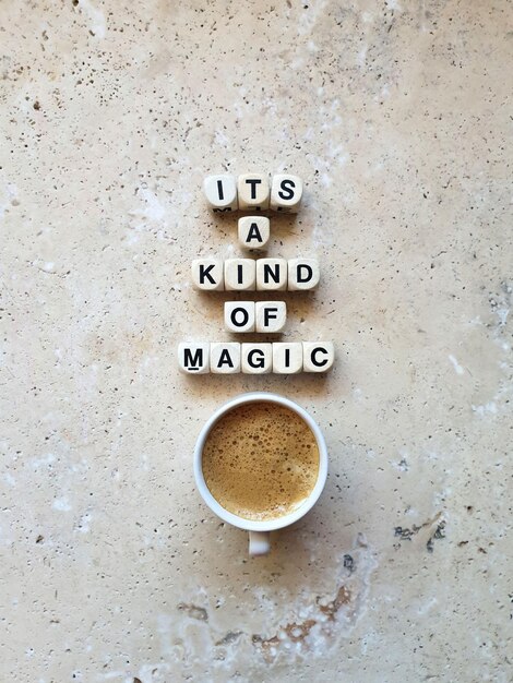 Foto justo por encima de la foto de la taza de café con texto en la mesa de piedra