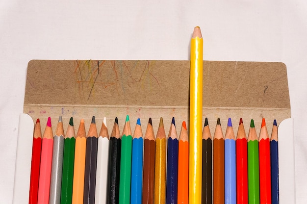 Foto justo por encima de la fotografía de lápices de colores en una caja sobre un fondo gris