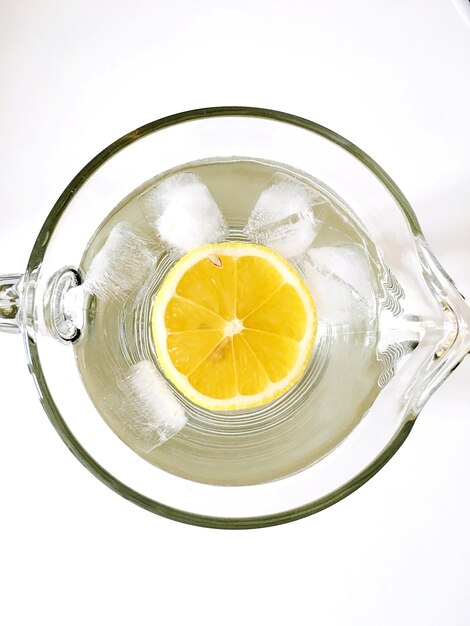 Foto justo por encima de un tiro de bebida refrescante en un frasco de vidrio