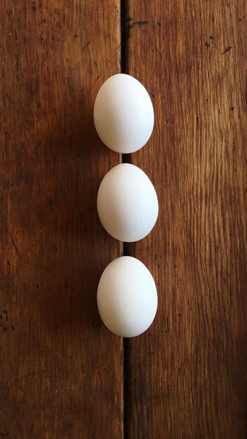 Foto justo por encima del tiro de huevos dispuestos en una mesa de madera