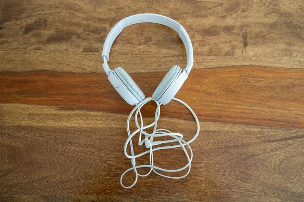 Foto justo por encima de la toma de auriculares en una mesa de madera