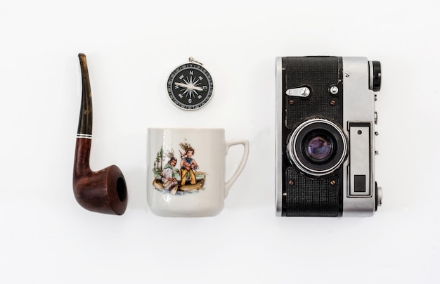 Foto justo por encima de la toma de la cámara con pipa de fumar y taza de café contra un fondo gris