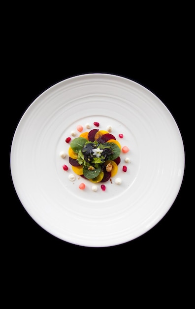 Justo por encima de la toma de comida en un plato blanco sobre un fondo negro