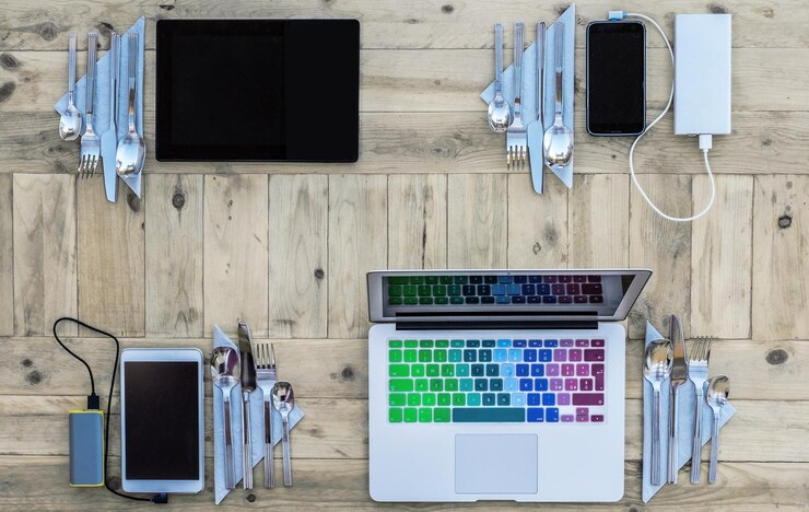 Foto justo por encima de la toma de la computadora portátil en la mesa