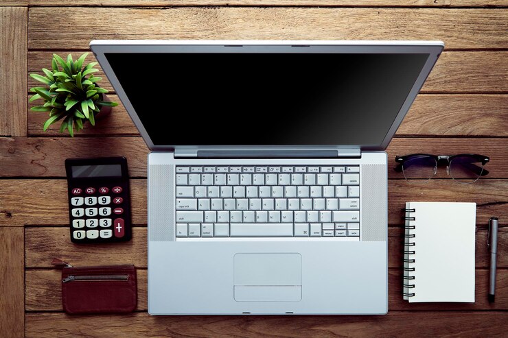 Foto justo por encima de la toma de la computadora portátil en la mesa