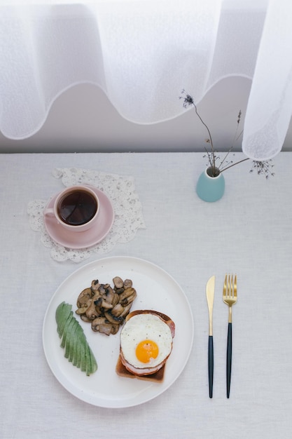 Justo por encima de la toma del desayuno servido en la mesa