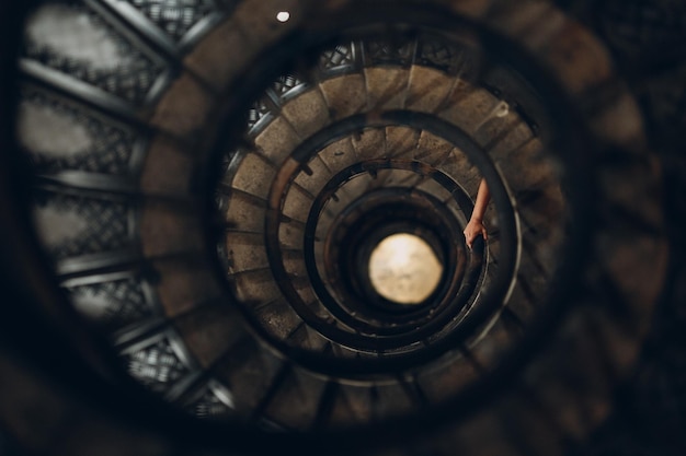 Justo por encima de la toma de la escalera en espiral con la mano en la barandilla