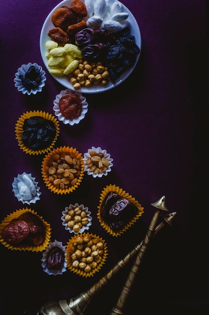 Justo por encima de la toma de frutas secas en un plato sobre la mesa