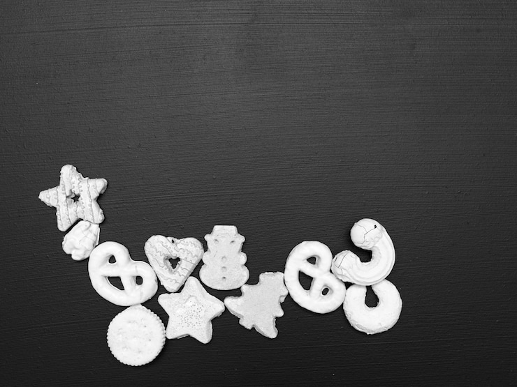 Foto justo por encima de la toma de galletas en fondo negro