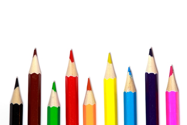 Justo por encima de la toma de lápices de colores dispuestos uno al lado del otro sobre un fondo blanco