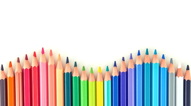 Justo por encima de la toma de lápices de varios colores contra un fondo blanco