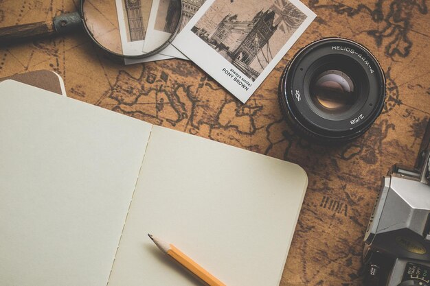 Foto justo por encima de la toma del libro por lente en el mapa