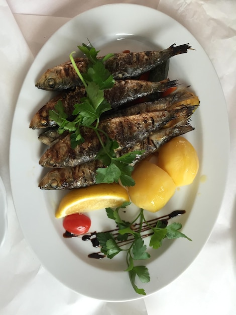 Justo por encima de la toma de mariscos servidos en el plato