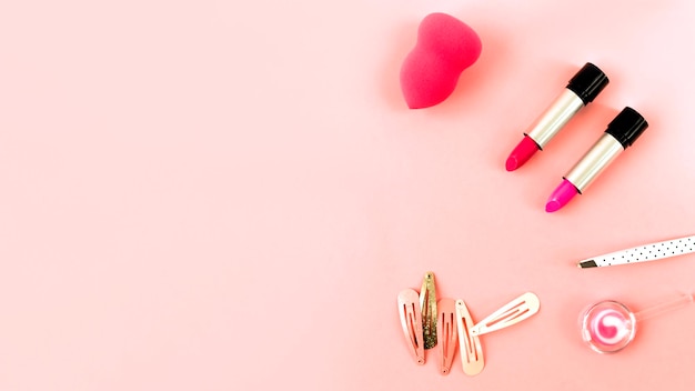 Justo por encima de la toma de pinceles de maquillaje sobre un fondo rosado