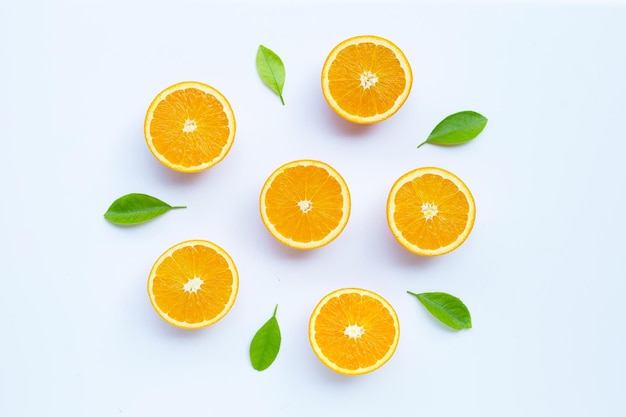 Foto justo por encima de la toma de una rodaja de naranja contra un fondo blanco