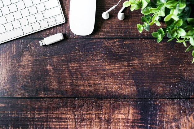 Justo por encima de la toma del teclado por el ratón y la unidad flash en la mesa