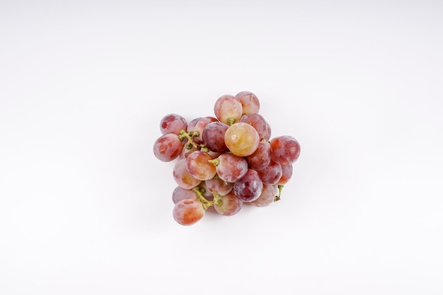 Foto justo por encima de la toma de uvas contra un fondo blanco