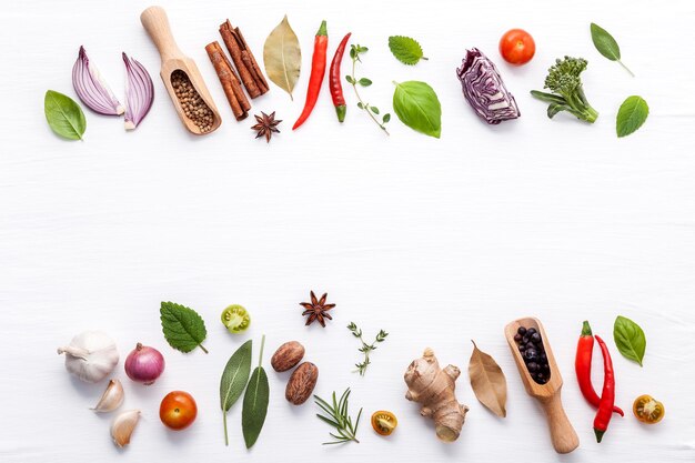 Foto justo por encima de la toma de varias verduras sobre fondo blanco