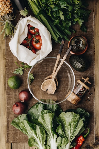 Justo por encima de la toma de verduras por cuenco en la mesa